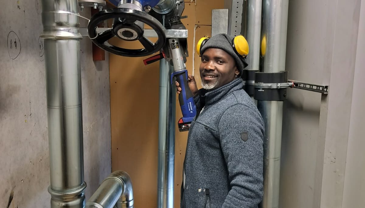 Loodgieter Michel aan het werk aan een installatie in Scherpenzeel
