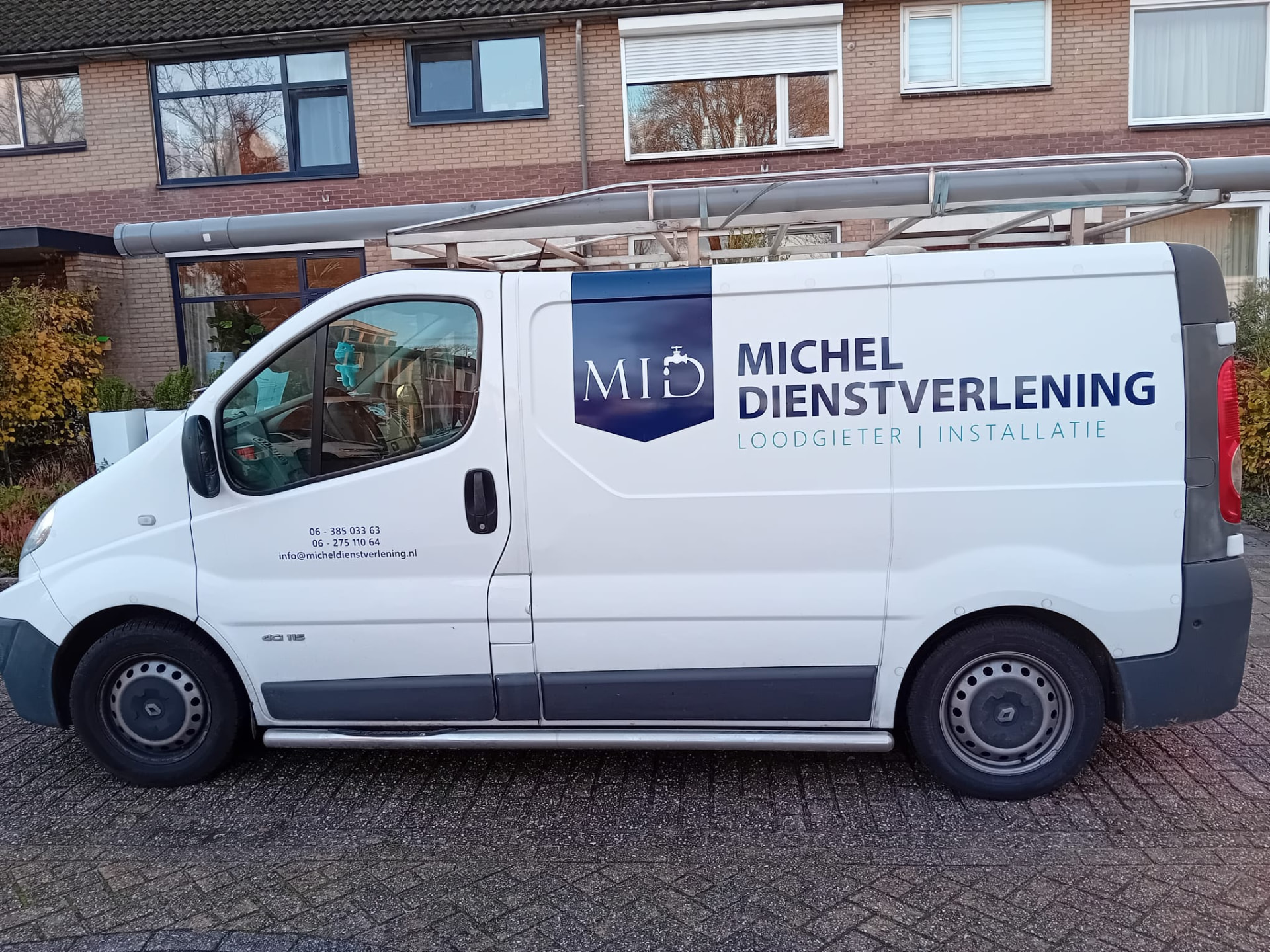 Bedrijfsbus van loodgieter Michel onderweg in de regio Scherpenzeel